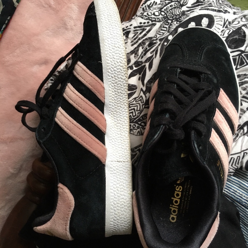 Adidas gazelle sneakers size 5 EUC